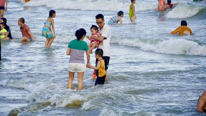 Bãi biển Vũng Tàu chật kín người những ngày Tết - Ảnh 5. Bãi biển Vũng Tàu chật kín người những ngày Tết - Ảnh 5.