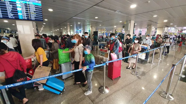 Sân bay Tân Sơn Nhất nhộn nhịp khách ngày đầu năm - Ảnh 1. Sân bay Tân Sơn Nhất nhộn nhịp khách ngày đầu năm - Ảnh 1.