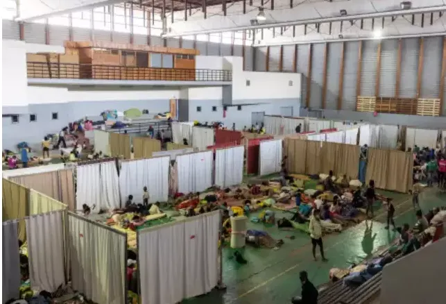 Bão Batsirai phá hủy nhà cửa và gây mất điện ở Madagascar - Ảnh 1. Bão Batsirai phá hủy nhà cửa và gây mất điện ở Madagascar - Ảnh 1.