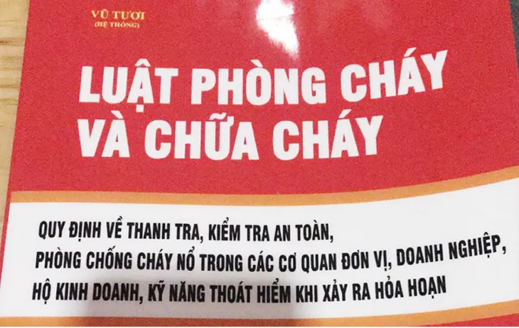 Giả danh cảnh sát phòng cháy, chữa cháy để bán tài liệu tập huấn - Ảnh 1. Giả danh cảnh sát phòng cháy, chữa cháy để bán tài liệu tập huấn - Ảnh 1.