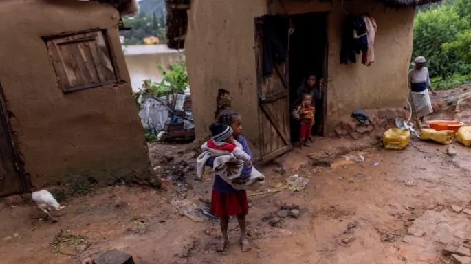 Bão Batsirai khiến ít nhất 10 người thiệt mạng ở Madagascar, phá hủy nhà cửa và gây mất điện - Ảnh 1. Bão Batsirai khiến ít nhất 10 người thiệt mạng ở Madagascar, phá hủy nhà cửa và gây mất điện - Ảnh 1.