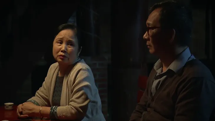 Phố trong làng - Tập 49: Tiến làm gì khiến Ngọc đòi kiện? - Ảnh 1.