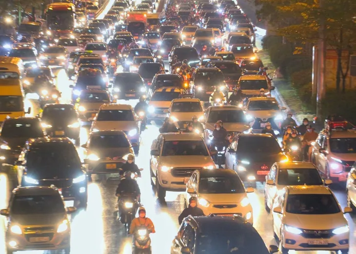 Hà Nội nhộn nhịp trở lại sau kỳ nghỉ Tết - Ảnh 5. Hà Nội nhộn nhịp trở lại sau kỳ nghỉ Tết - Ảnh 5.