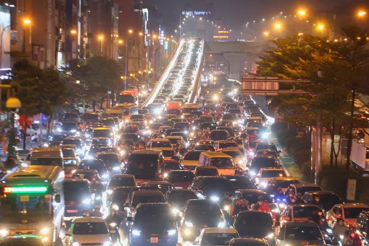 Hà Nội nhộn nhịp trở lại sau kỳ nghỉ Tết - Ảnh 4. Hà Nội nhộn nhịp trở lại sau kỳ nghỉ Tết - Ảnh 4.