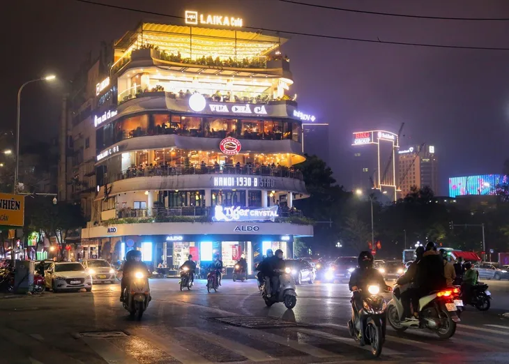 Hà Nội nhộn nhịp trở lại sau kỳ nghỉ Tết - Ảnh 3. Hà Nội nhộn nhịp trở lại sau kỳ nghỉ Tết - Ảnh 3.