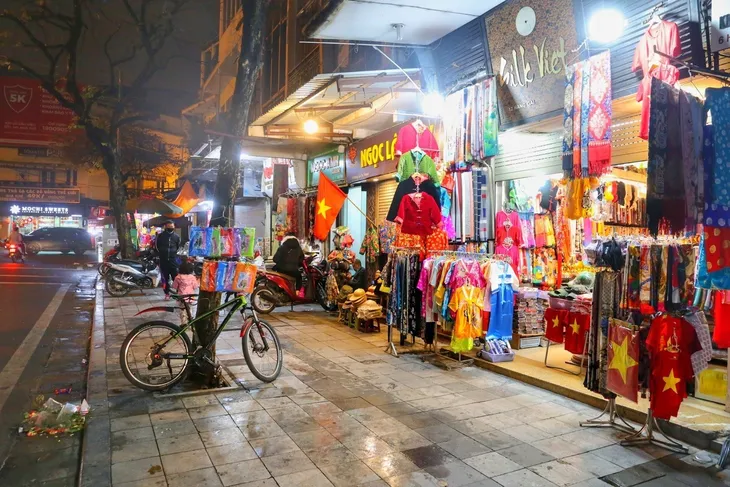 Hà Nội nhộn nhịp trở lại sau kỳ nghỉ Tết - Ảnh 1. Hà Nội nhộn nhịp trở lại sau kỳ nghỉ Tết - Ảnh 1.