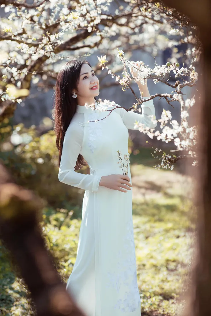 NSND Thu Hà yêu kiều giữa vườn mận trắng muốt - Ảnh 3. NSND Thu Hà yêu kiều giữa vườn mận trắng muốt - Ảnh 3.
