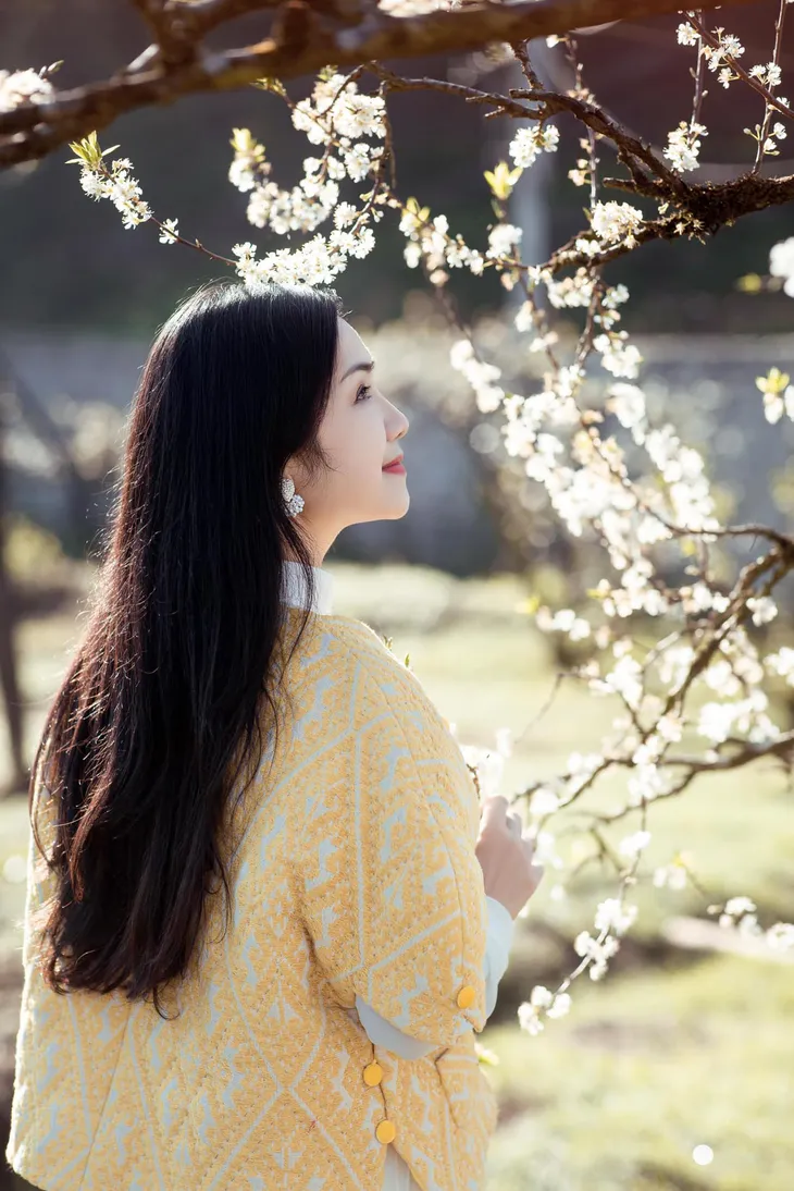 NSND Thu Hà yêu kiều giữa vườn mận trắng muốt - Ảnh 6. NSND Thu Hà yêu kiều giữa vườn mận trắng muốt - Ảnh 6.