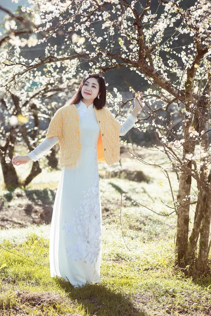 NSND Thu Hà yêu kiều giữa vườn mận trắng muốt - Ảnh 2. NSND Thu Hà yêu kiều giữa vườn mận trắng muốt - Ảnh 2.