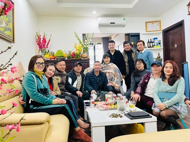 Việt Anh tiết lộ sức khoẻ hiện tại của NSND Công Lý, Phương Oanh hội ngộ mẹ chồng - Ảnh 2. Việt Anh tiết lộ sức khoẻ hiện tại của NSND Công Lý, Phương Oanh hội ngộ mẹ chồng - Ảnh 2.