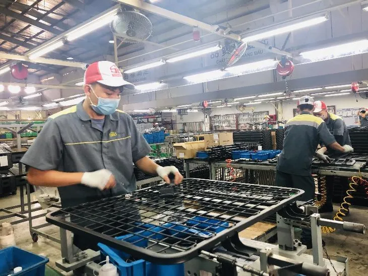Công nhân trở lại làm việc, doanh nghiệp bắt nhịp sản xuất đầu năm - Ảnh 1. Công nhân trở lại làm việc, doanh nghiệp bắt nhịp sản xuất đầu năm - Ảnh 1.