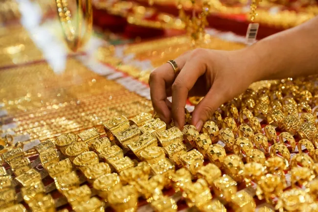Vàng trong nước vênh cao so với thế giới - Ảnh 1. Vàng trong nước vênh cao so với thế giới - Ảnh 1.