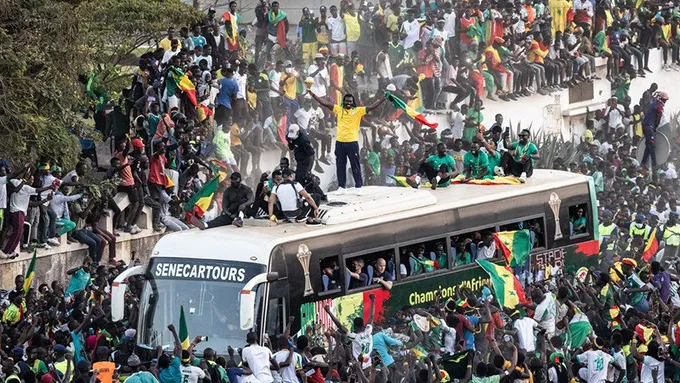 Biển người Senegal đổ ra đường ăn mừng chức vô địch châu Phi - Ảnh 1. Biển người Senegal đổ ra đường ăn mừng chức vô địch châu Phi - Ảnh 1.