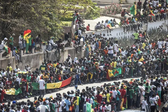Biển người Senegal đổ ra đường ăn mừng chức vô địch châu Phi - Ảnh 2. Biển người Senegal đổ ra đường ăn mừng chức vô địch châu Phi - Ảnh 2.