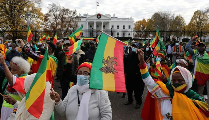 Biển người Senegal đổ ra đường ăn mừng chức vô địch châu Phi - Ảnh 5. Biển người Senegal đổ ra đường ăn mừng chức vô địch châu Phi - Ảnh 5.