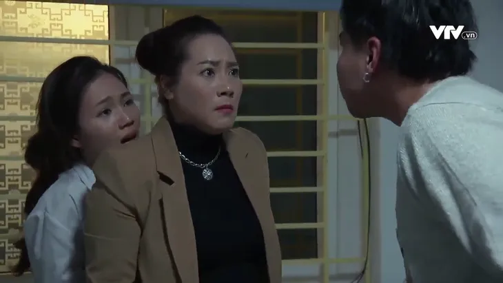 Phố trong làng - Tập 49: Ngọc bị Tiến cưỡng bức ngay tại trạm y tế - Ảnh 6. Phố trong làng - Tập 49: Ngọc bị Tiến cưỡng bức ngay tại trạm y tế - Ảnh 6.
