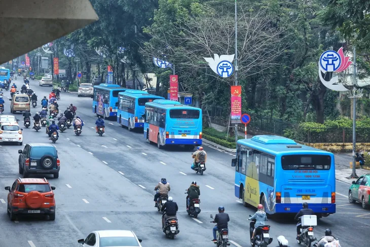 Xe bus Hà Nội hoạt động 100% công suất - Ảnh 10. Xe bus Hà Nội hoạt động 100% công suất - Ảnh 10.