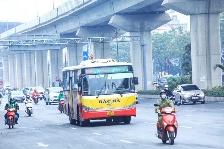 Xe bus Hà Nội hoạt động 100% công suất - Ảnh 8. Xe bus Hà Nội hoạt động 100% công suất - Ảnh 8.