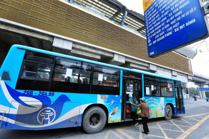 Xe bus Hà Nội hoạt động 100% công suất - Ảnh 7. Xe bus Hà Nội hoạt động 100% công suất - Ảnh 7.