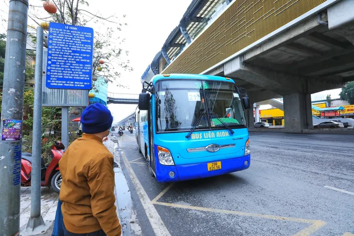 Xe bus Hà Nội hoạt động 100% công suất - Ảnh 5. Xe bus Hà Nội hoạt động 100% công suất - Ảnh 5.