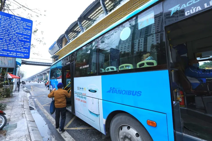Xe bus Hà Nội hoạt động 100% công suất - Ảnh 4. Xe bus Hà Nội hoạt động 100% công suất - Ảnh 4.
