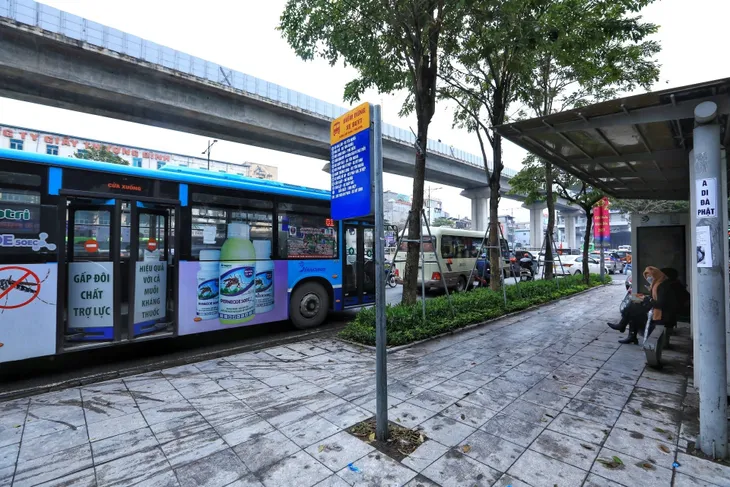 Xe bus Hà Nội hoạt động 100% công suất - Ảnh 3. Xe bus Hà Nội hoạt động 100% công suất - Ảnh 3.