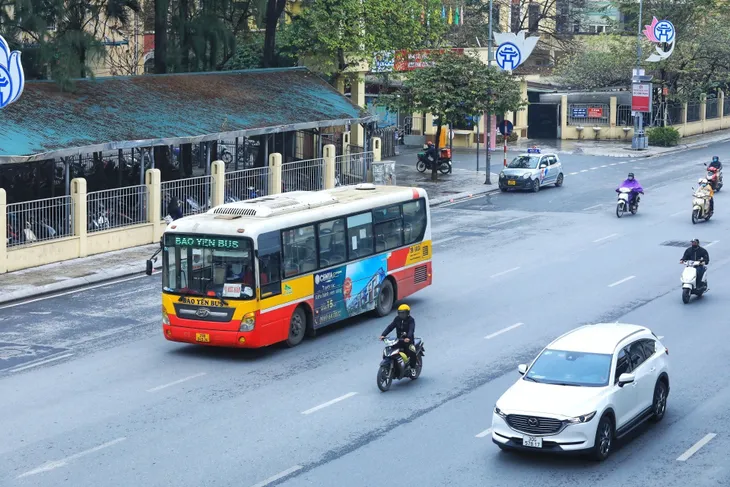Xe bus Hà Nội hoạt động 100% công suất - Ảnh 2. Xe bus Hà Nội hoạt động 100% công suất - Ảnh 2.