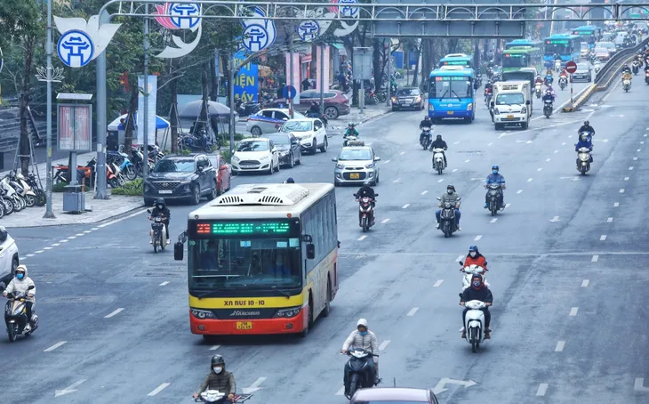 Xe bus Hà Nội hoạt động 100% công suất - Ảnh 1. Xe bus Hà Nội hoạt động 100% công suất - Ảnh 1.
