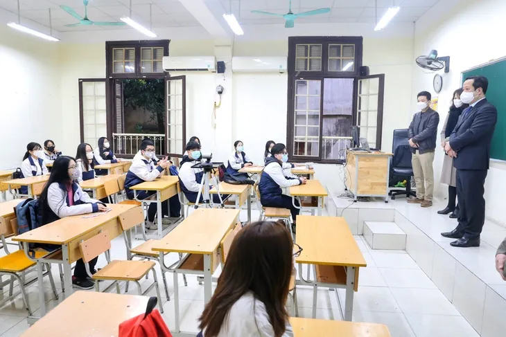 Học sinh khối 7 đến 12 tại Hà Nội được đi học trực tiếp - Ảnh 4. Học sinh khối 7 đến 12 tại Hà Nội được đi học trực tiếp - Ảnh 4.
