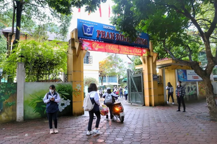 Học sinh khối 7 đến 12 tại Hà Nội được đi học trực tiếp - Ảnh 1. Học sinh khối 7 đến 12 tại Hà Nội được đi học trực tiếp - Ảnh 1.