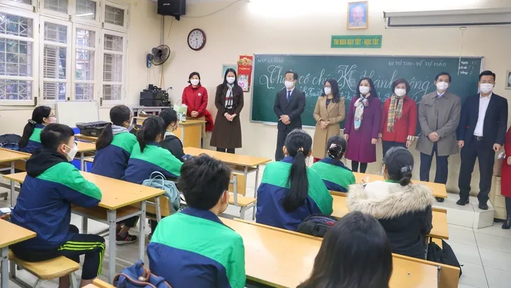 Học sinh khối 7 đến 12 tại Hà Nội được đi học trực tiếp - Ảnh 12. Học sinh khối 7 đến 12 tại Hà Nội được đi học trực tiếp - Ảnh 12.
