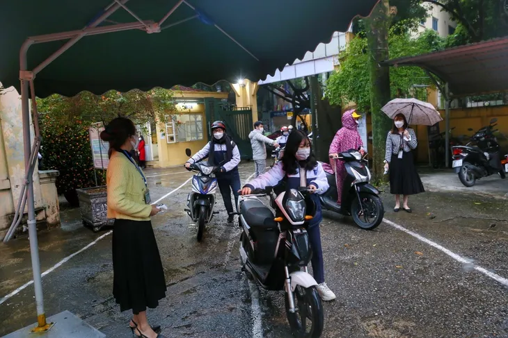 Học sinh khối 7 đến 12 tại Hà Nội được đi học trực tiếp - Ảnh 2. Học sinh khối 7 đến 12 tại Hà Nội được đi học trực tiếp - Ảnh 2.