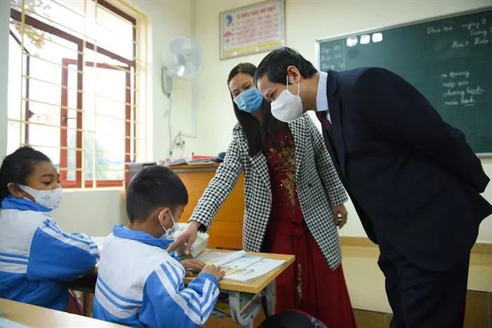 Dạy học trực tiếp đầy đủ, thống nhất để phụ huynh yên tâm làm việc và chăm sóc con cái - Ảnh 1. Dạy học trực tiếp đầy đủ, thống nhất để phụ huynh yên tâm làm việc và chăm sóc con cái - Ảnh 1.