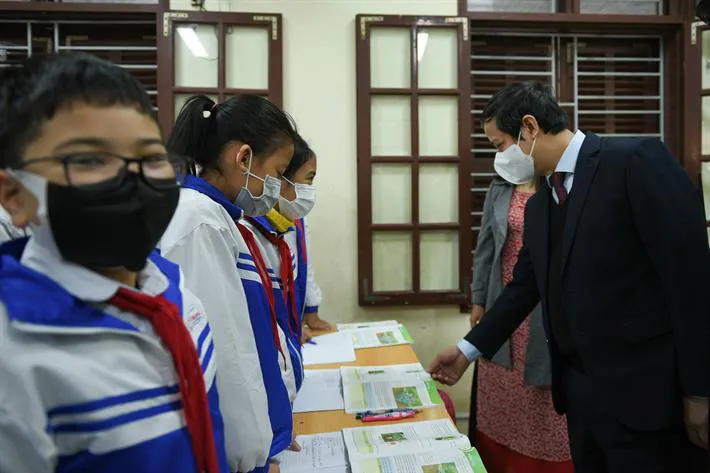 Dạy học trực tiếp đầy đủ, thống nhất để phụ huynh yên tâm làm việc và chăm sóc con cái - Ảnh 2. Dạy học trực tiếp đầy đủ, thống nhất để phụ huynh yên tâm làm việc và chăm sóc con cái - Ảnh 2.
