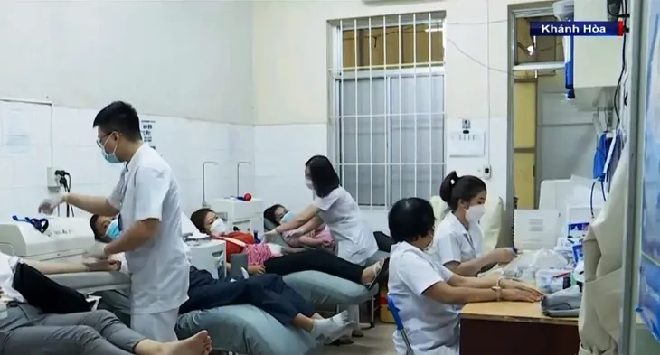 Thiếu trầm trọng nguồn máu cấp cứu, Khánh Hòa kêu gọi người dân hiến máu khẩn cấp - Ảnh 1. Thiếu trầm trọng nguồn máu cấp cứu, Khánh Hòa kêu gọi người dân hiến máu khẩn cấp - Ảnh 1.