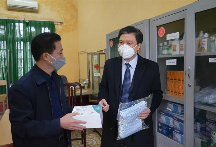 Cố gắng không để phát sinh ổ dịch vì đưa học sinh đi học trở lại - Ảnh 1. Cố gắng không để phát sinh ổ dịch vì đưa học sinh đi học trở lại - Ảnh 1.