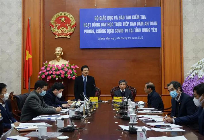 Cố gắng không để phát sinh ổ dịch vì đưa học sinh đi học trở lại - Ảnh 2. Cố gắng không để phát sinh ổ dịch vì đưa học sinh đi học trở lại - Ảnh 2.
