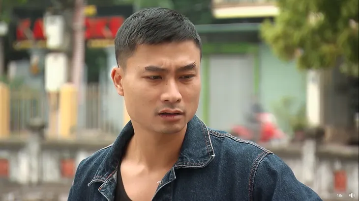 Phố trong làng - Tập 52: Hiếu nói chuyện với kẻ đẩy mình vào tù - Ảnh 6. Phố trong làng - Tập 52: Hiếu nói chuyện với kẻ đẩy mình vào tù - Ảnh 6.