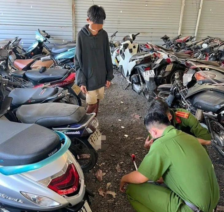 Bắt 2 thiếu niên trộm đồ ở kho xe tang vật vi phạm của CSGT - Ảnh 1. Bắt 2 thiếu niên trộm đồ ở kho xe tang vật vi phạm của CSGT - Ảnh 1.