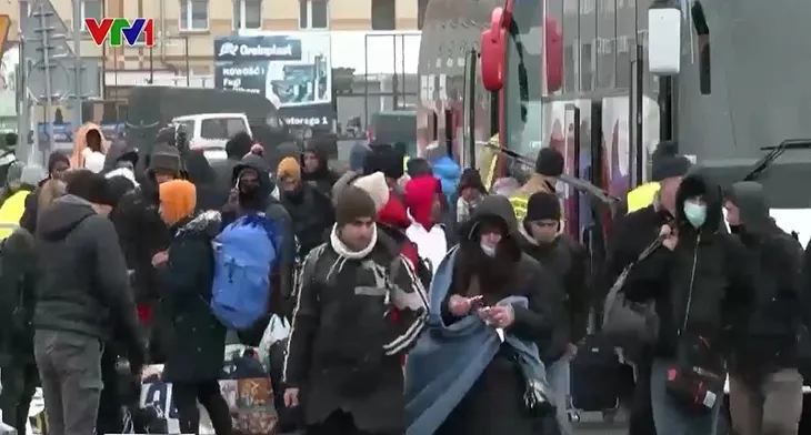 Người tị nạn Ukraine đối mặt với giá lạnh trên đường đến nơi trú ẩn - Ảnh 1. Người tị nạn Ukraine đối mặt với giá lạnh trên đường đến nơi trú ẩn - Ảnh 1.