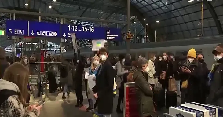 Các nước EU sẵn sàng đón người dân Ukraine sang lánh nạn - Ảnh 1. Các nước EU sẵn sàng đón người dân Ukraine sang lánh nạn - Ảnh 1.