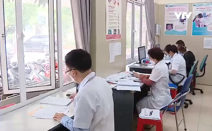 F0 tăng cao, Hà Nội ứng phó ra sao? - Ảnh 1. F0 tăng cao, Hà Nội ứng phó ra sao? - Ảnh 1.