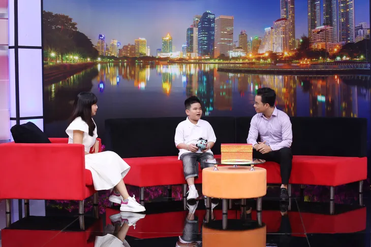 MC Ốc Thanh Vân khâm phục người phụ nữ mạnh mẽ chạy xe ôm nuôi 3 con - Ảnh 1. MC Ốc Thanh Vân khâm phục người phụ nữ mạnh mẽ chạy xe ôm nuôi 3 con - Ảnh 1.