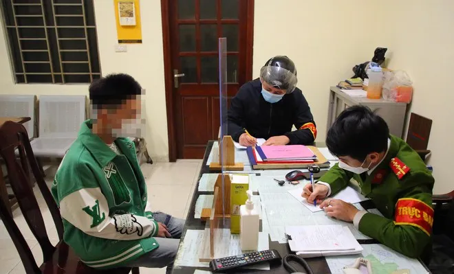 Cảnh sát 141 mặc thường phục, bắt giữ 82 quái xế trong một đêm - Ảnh 2. Cảnh sát 141 mặc thường phục, bắt giữ 82 quái xế trong một đêm - Ảnh 2.