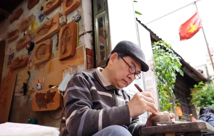 Người gìn giữ nghề khắc dấu gỗ ở phố cổ Hà Nội - Ảnh 3. Người gìn giữ nghề khắc dấu gỗ ở phố cổ Hà Nội - Ảnh 3.