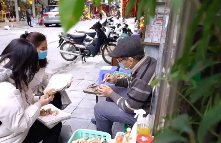 Người gìn giữ nghề khắc dấu gỗ ở phố cổ Hà Nội - Ảnh 8. Người gìn giữ nghề khắc dấu gỗ ở phố cổ Hà Nội - Ảnh 8.