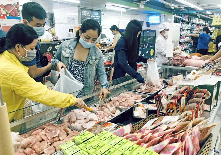 Doanh nghiệp chấp nhận “bù lỗ” để bình ổn giá - Ảnh 1.