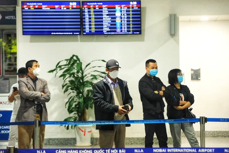 Gần 300 công dân từ Ukraine được đón về nước trong niềm vui khôn xiết của người thân - Ảnh 1.