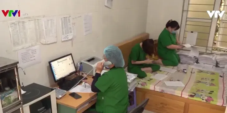 F0 liên tục tăng cao, nhân viên y tế thành... cán bộ văn thư chuyên nghiệp - Ảnh 1. F0 liên tục tăng cao, nhân viên y tế thành... cán bộ văn thư chuyên nghiệp - Ảnh 1.