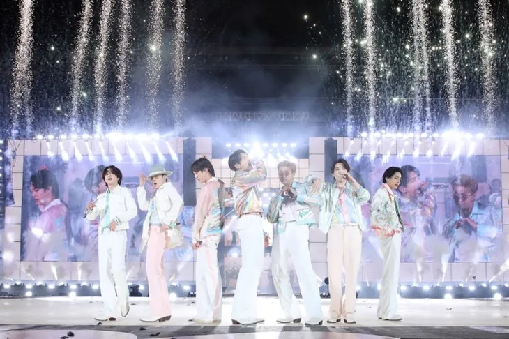 BTS biểu diễn tại quê nhà sau 2 năm: Cuối cùng chúng tôi cũng cảm thấy như ở nhà - Ảnh 2. BTS biểu diễn tại quê nhà sau 2 năm: Cuối cùng chúng tôi cũng cảm thấy như ở nhà - Ảnh 2.